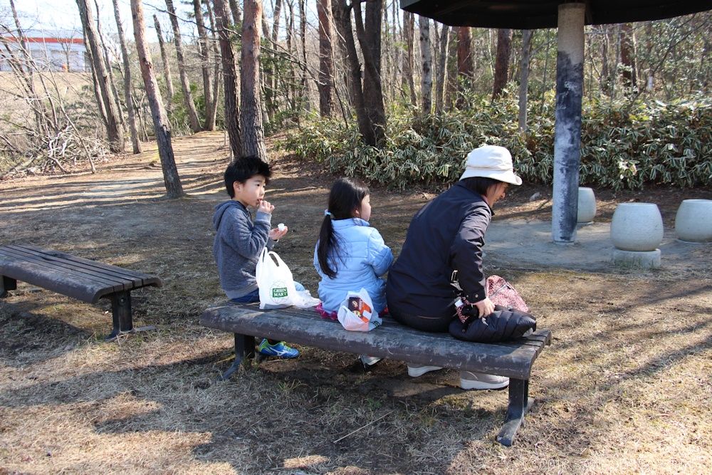 ベンチで休憩しているご近所の家族(おばあちゃんと兄妹)