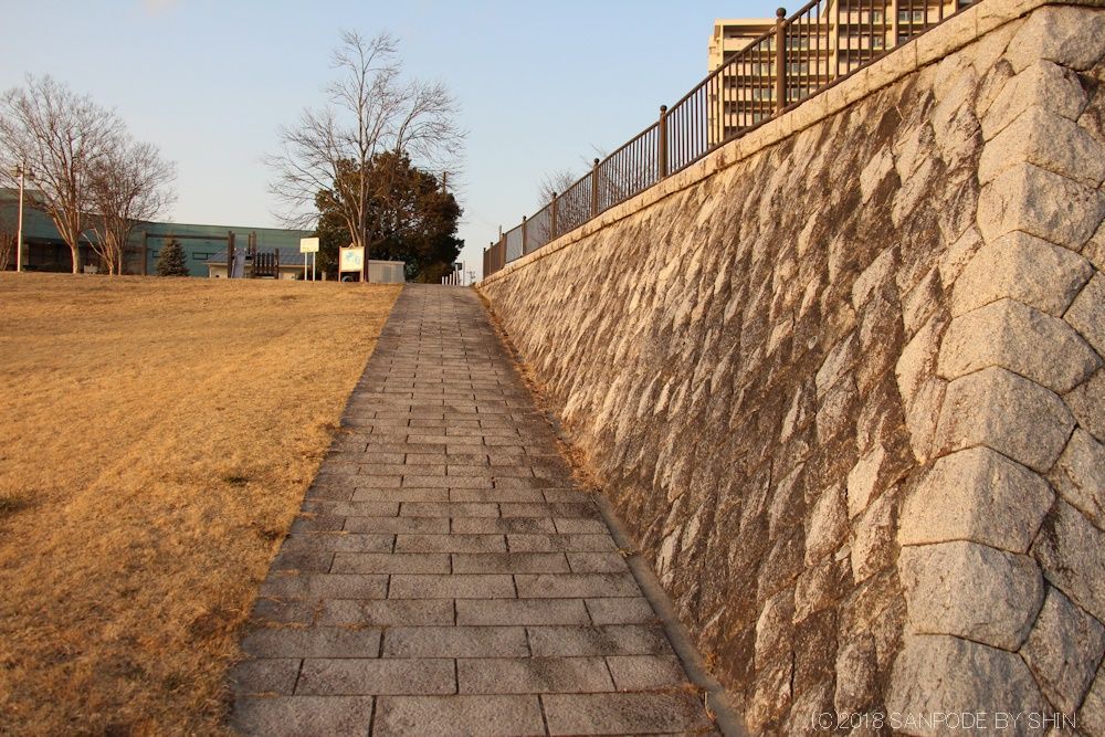 桂島緑地北側広場の石垣（東側）北を望む